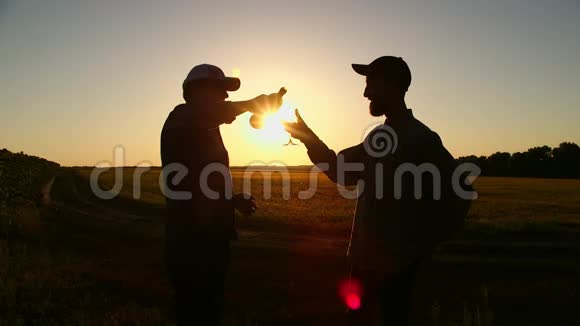 两个农民在日落时喝酒视频的预览图
