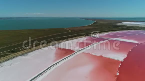 从高空出发的摄像机粉红湖老盐提取视频的预览图