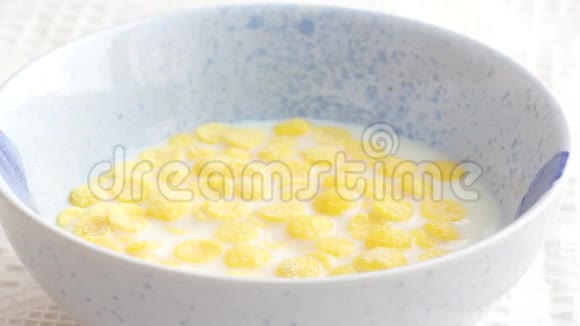 在牛奶和早餐中加入一碗玉米片中的浆果视频的预览图