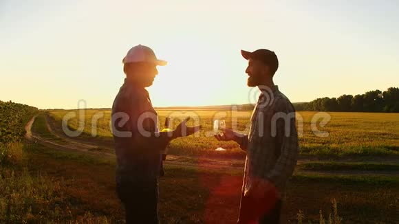 两个农民在日落时喝酒视频的预览图