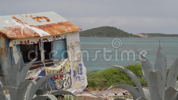 安提瓜废弃海滩酒吧和大海视频的预览图