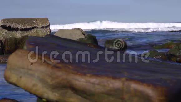 海洋中的岩石和波浪吸引焦点视频的预览图