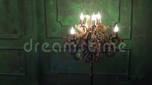 旧的老式吊灯与灯的背景绿色复古墙视频的预览图