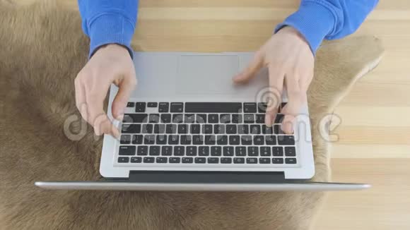 男性手正站在袋鼠地毯上用笔记本电脑打字视频的预览图