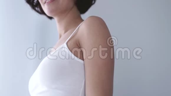 皮肤护理女性用除臭剂喷雾术治疗臀部皮肤视频的预览图