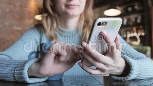 女人在触摸手机上打短信特写使用手机视频的预览图