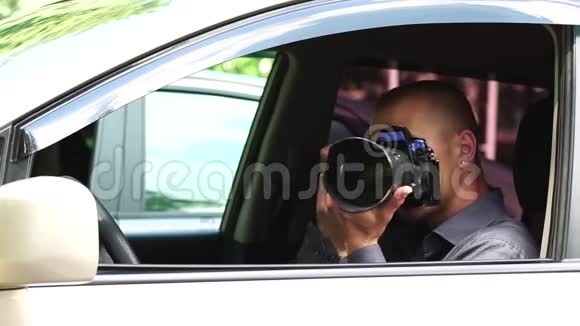 侦探在他的照相机上拍摄了证据视频的预览图