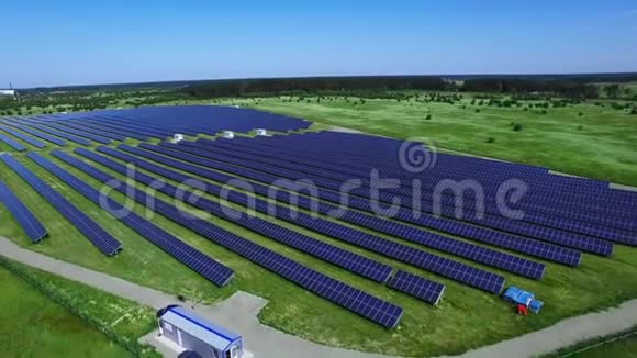 生产清洁可再生能源的现代太阳能农场太阳能业务视频的预览图