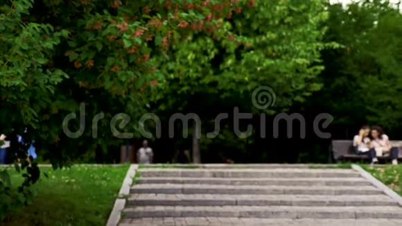 小女孩坐在公园的楼梯上自拍视频的预览图