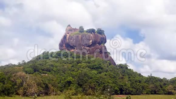 锡吉里亚狮子岩景观从丛林看斯里兰卡时间跨度视频的预览图