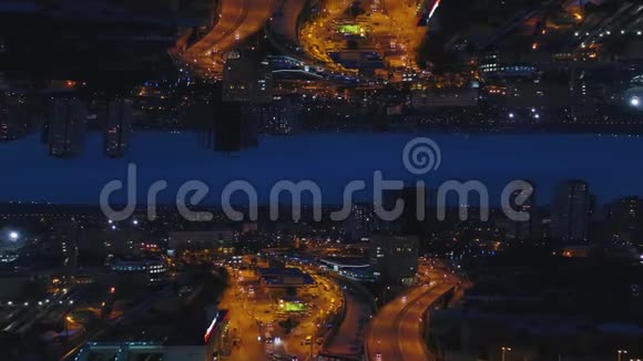 夜晚天际线和城市有许多明亮的灯光和汽车在道路上移动镜面地平线效果媒体斯特宁视频的预览图