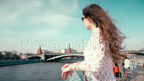 一位身穿白色长裙的黑发女子望着莫斯科克里姆林宫视频的预览图
