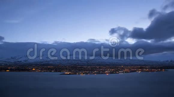 冰岛城市阿库雷里夜间的时间流逝视频的预览图