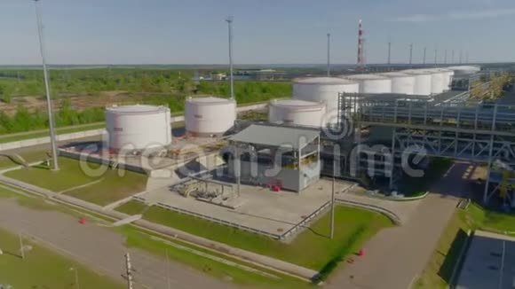 有管道的煤气罐从炼油厂的上方可以看到视频的预览图