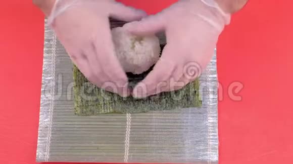 厨师在烤面包卷时上面放着红色的鱼子酱卷制工艺手特写视频的预览图