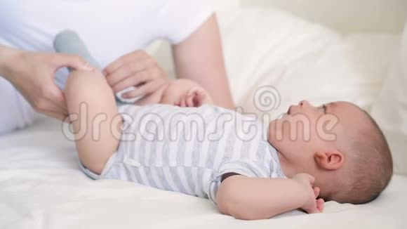 悲伤的孩子躺在床上视频的预览图