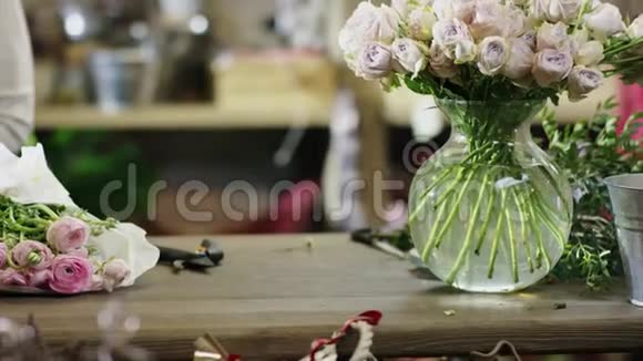 相机从左到右显示玻璃花瓶里的花束特写图视频的预览图