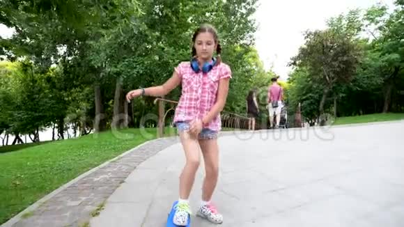 公园里漂亮的女孩骑着溜冰鞋视频的预览图