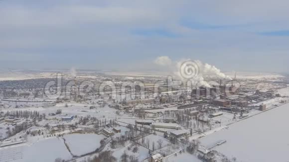 铁矿厂冬季烟道鸟瞰图视频的预览图