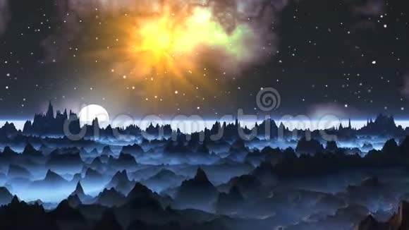 月亮升起在一个雾蒙蒙的星球上视频的预览图