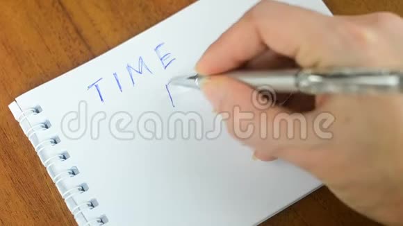 女性的手在纸上写下一个激励性的题词行动的时候到了视频的预览图