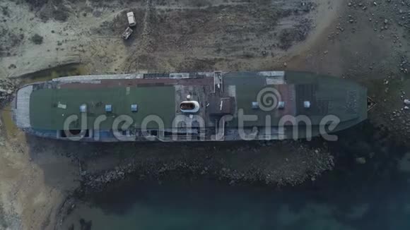 弃船俯视图射击旧船被冲上岸的神秘景象旧的废弃的阴郁气氛视频的预览图