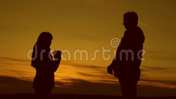 女儿和爸爸在夕阳下捧着心女儿把心给了爸爸视频的预览图
