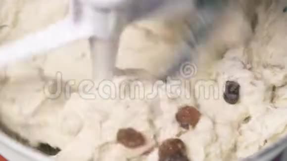 在搅拌机里用松糕做松饼面团视频的预览图