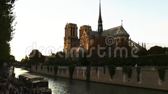 巴黎圣母院大教堂外观的斜视图视频的预览图