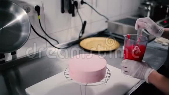 女孩把奶油倒在蛋糕上视频的预览图