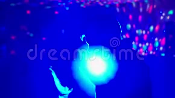 那个带着女孩在俱乐部里的迪斯科舞厅在灯光的背景下跳舞的家伙视频的预览图