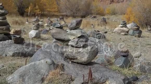 阿尔泰山带石金字塔的西伯利亚景观视频的预览图