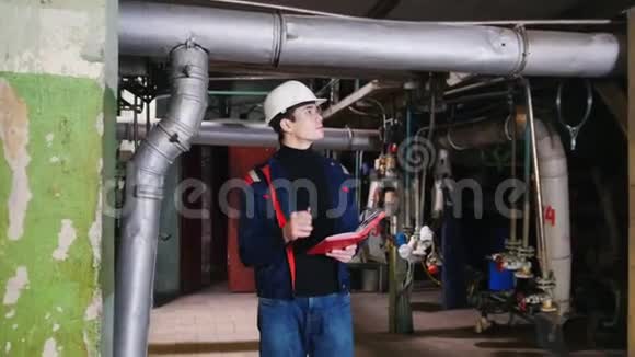 一个男工程师在制造工厂四处寻找视频的预览图