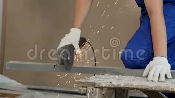 工业工人在工地上切割金属有许多锋利的火花视频的预览图