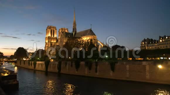 巴黎圣母大教堂黄昏视频的预览图