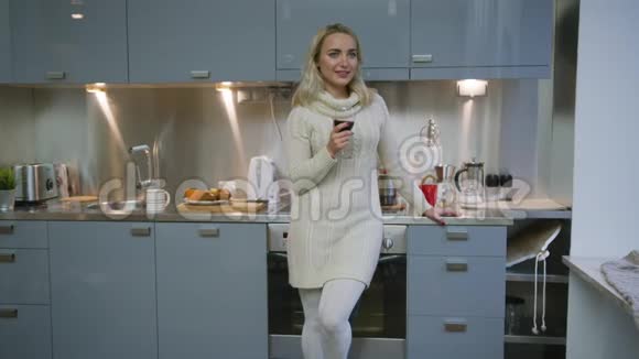厨房里站着酒的女人视频的预览图