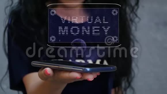 女人展示HUD全息虚拟货币视频的预览图