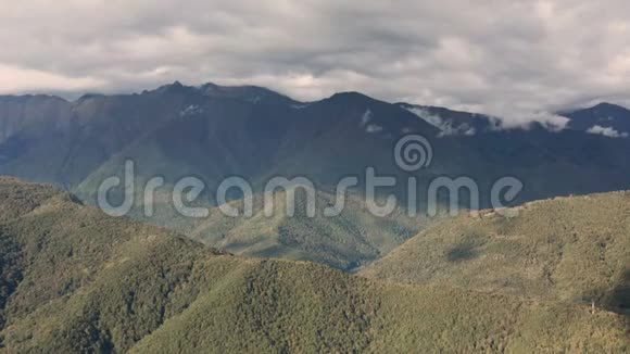 美丽的山脉鸟瞰索契山脉视频的预览图