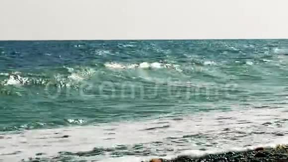 海滩上的海浪海景视频的预览图