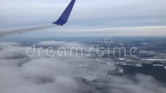 穿过飞机窗口的云层上方视频的预览图