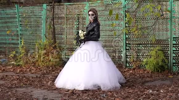 可怕的新娘在旧栅栏的背景上以头骨的形式化妆视频的预览图