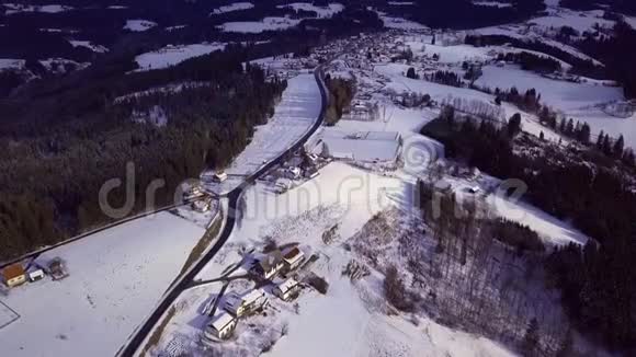 森林和山脉远离大城市的房屋和道路奥地利的冬天视频的预览图