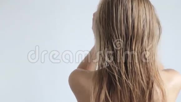 女人摸她的头发视频的预览图