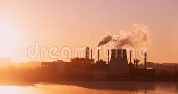日落时炼油厂的空气污染工厂的烟管向空气中排放污染时光流逝4K视频视频的预览图