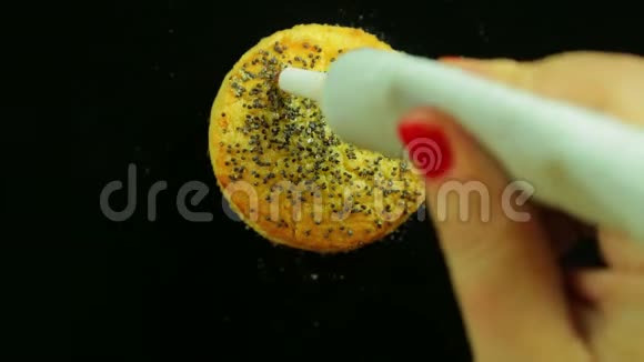女性手上画的黄油饼干烹饪染料红色数字为零时间跨度视频的预览图