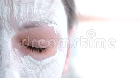 把面具戴在女人脸上特写棕色一只眼睛视频的预览图