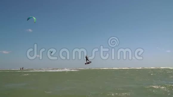 极限风筝冲浪男子跳得很高视频的预览图