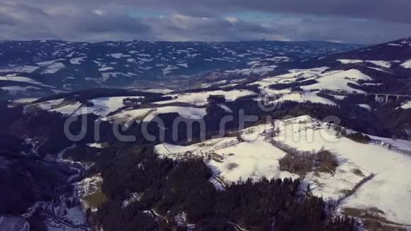 森林和山脉远离大城市的房屋和道路奥地利的冬天视频的预览图