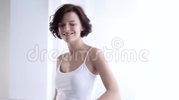皮肤护理女性用除臭剂喷雾术治疗臀部皮肤视频的预览图