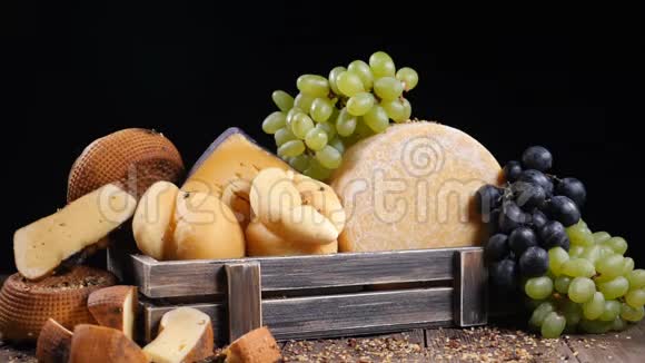 意大利干酪或意大利干酪的圆头木盒葡萄和红酒很多坚果或榛子是视频的预览图